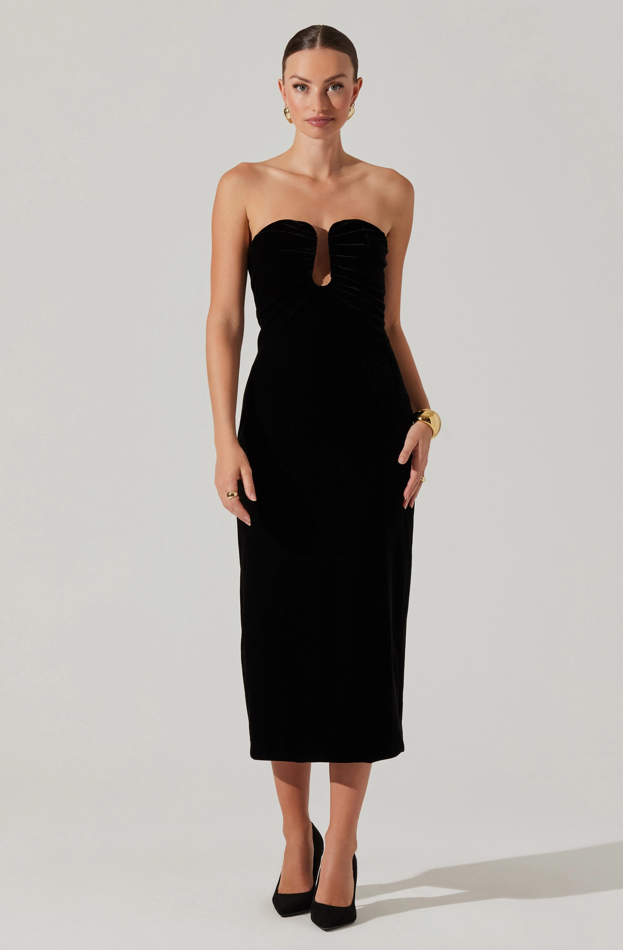 Arista Sweetheart Velvet Midi Dress in Black Natural Texture