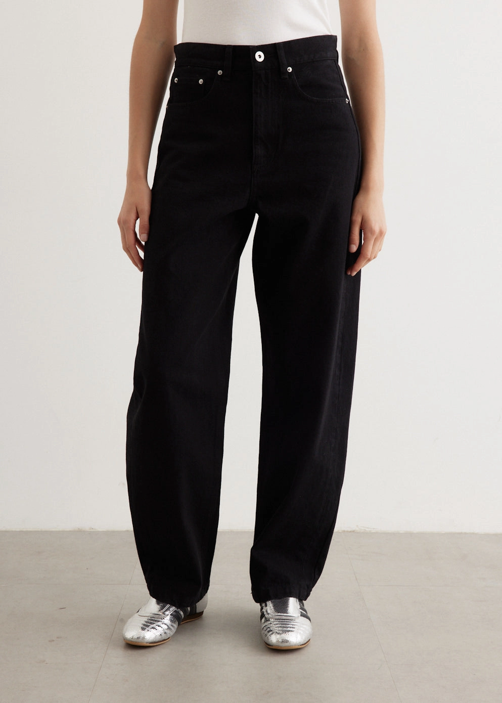 Street Fashion Trend Setter Holiday Vibes Minimalist Aesthetic Kite Barrel Leg Jeans