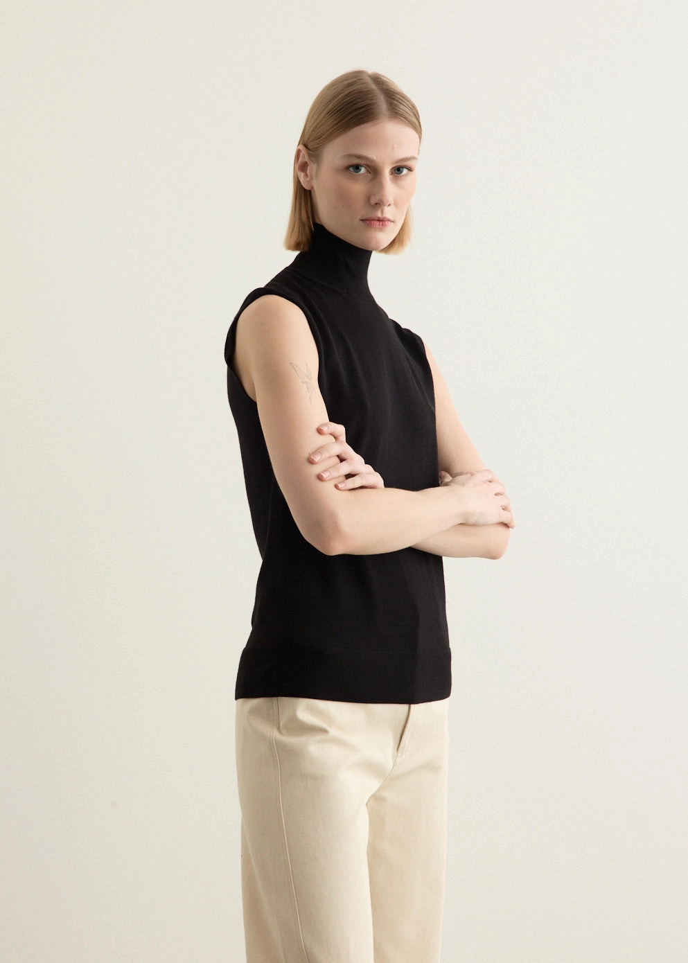 OdorResistant Fiber Sleeveless Fine Turtleneck