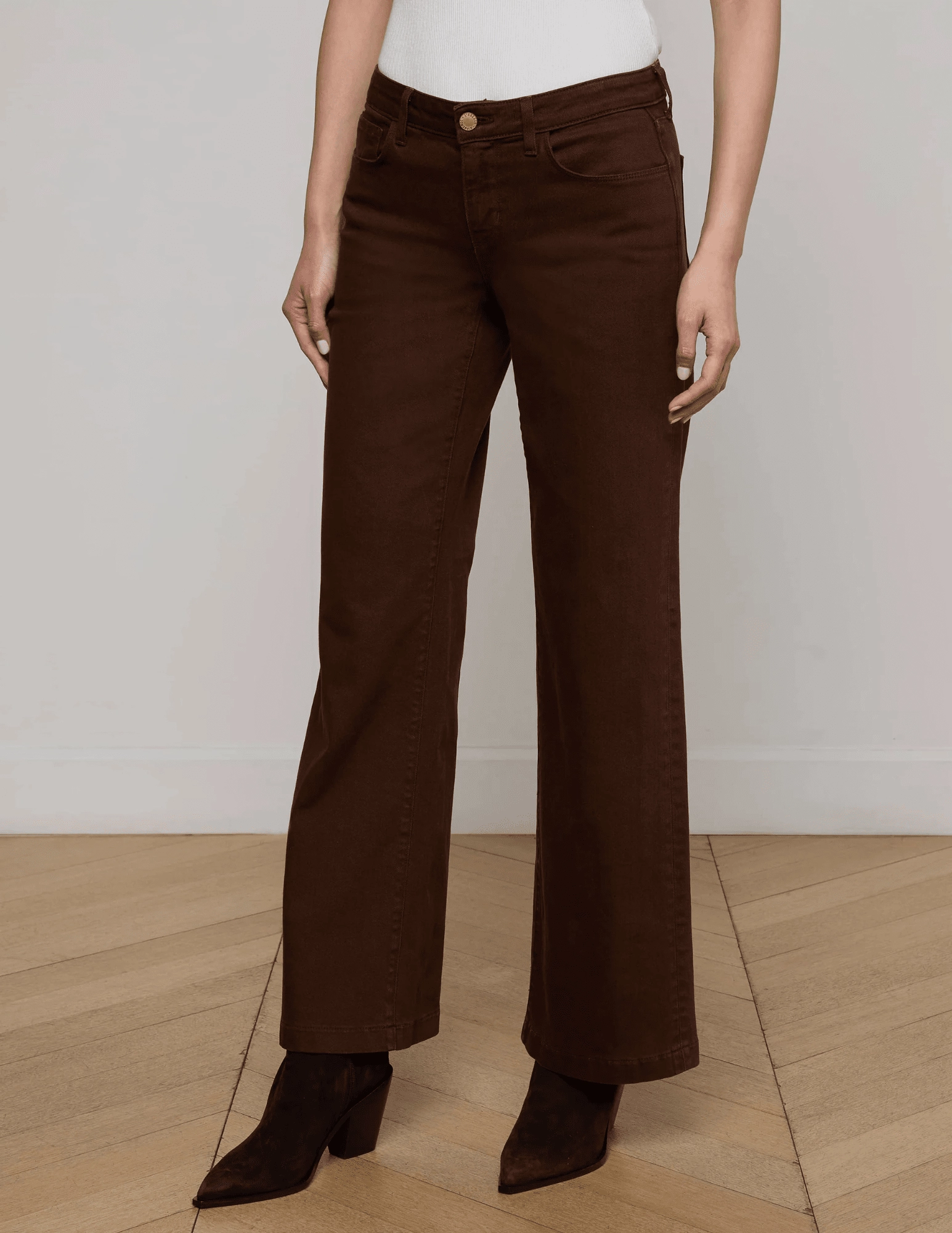 Street Fashion Trend Setter Holiday Vibes Beach Day Minimalist Style Youth Style L'AGENCE Joanne Low Rise Wide Leg Jeans in Brown