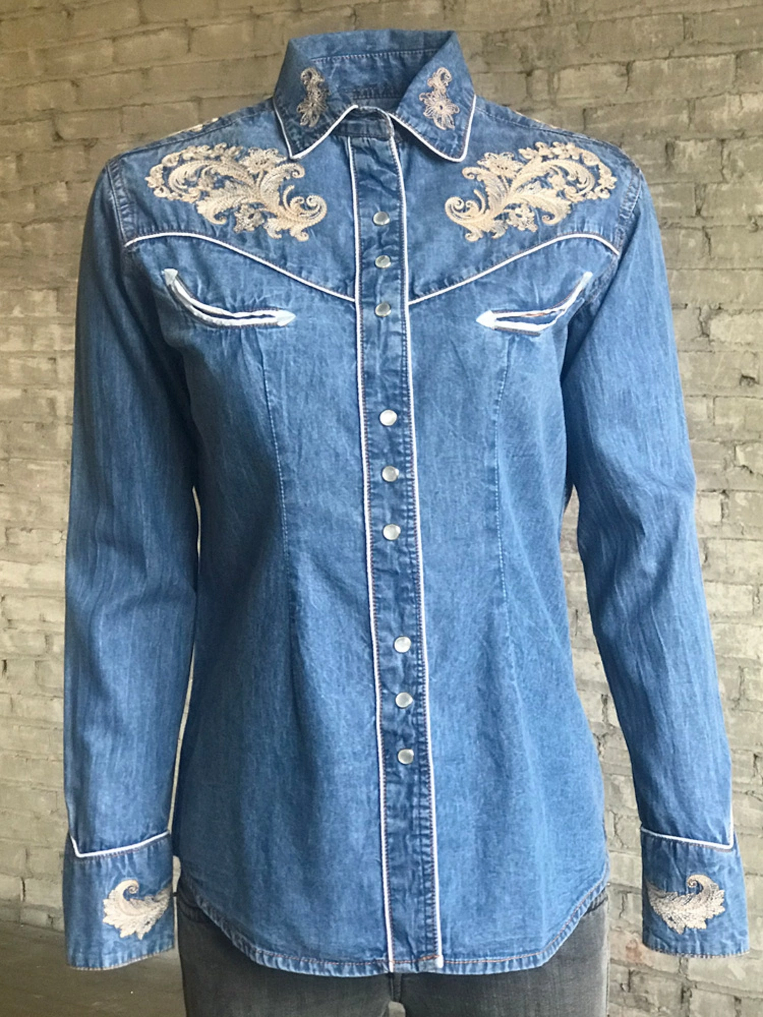 Rockmount Womens Denim 100% Cotton Vintage Floral Embroidered L/S Shirt Tailored Silhouette