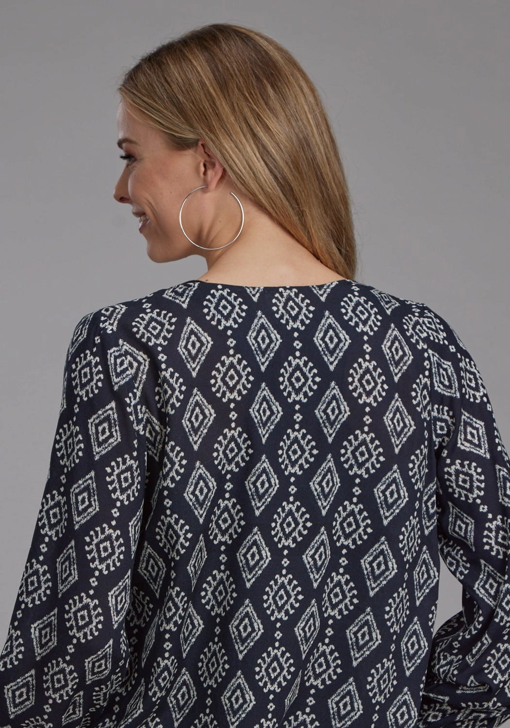 Roper Womens 2133 Ikat Black 100% Rayon V-Neck L/S Blouse Subtle pattern Modern Look