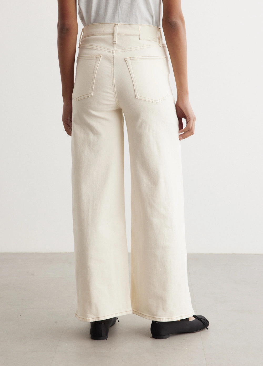 Sofie Crop Jeans subtle style Daily Wear Summer Vibes Music Event